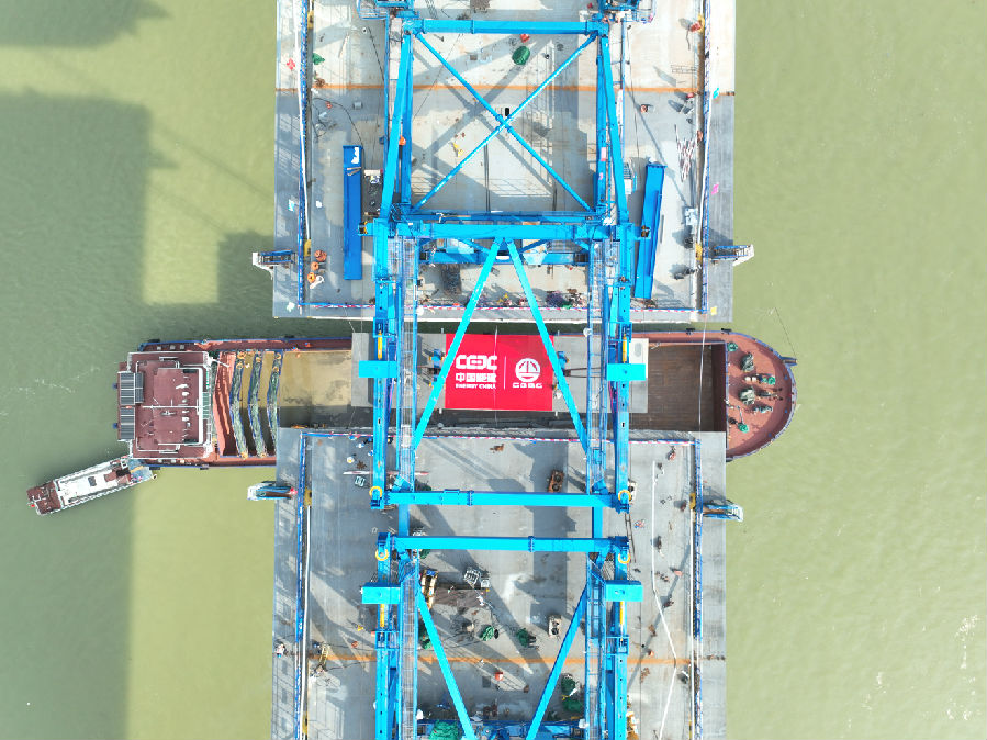 广西横钦高速郁江特大桥实现“毫米级”精准合龙（曾文豪 摄）