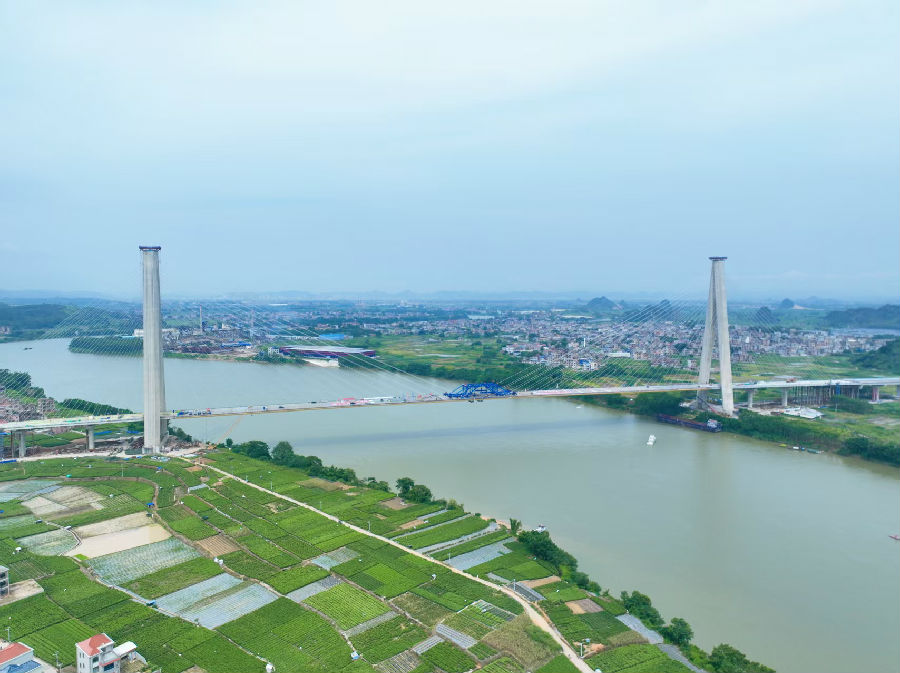 横钦高速郁江特大桥实景（曾文豪 摄）