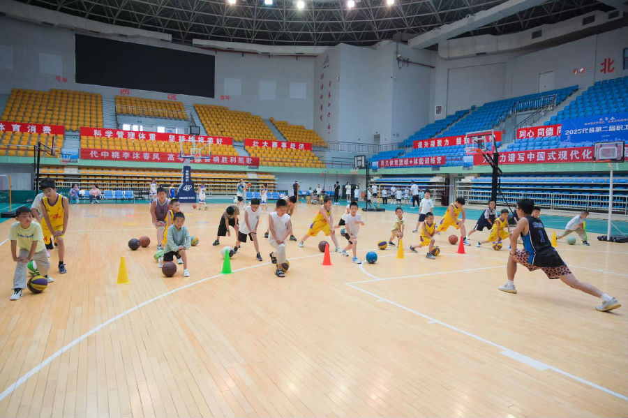 图为场馆内训练火热进行（席兆平 摄）