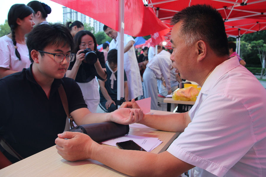 中医夜市义诊一角（吕玉会 摄）