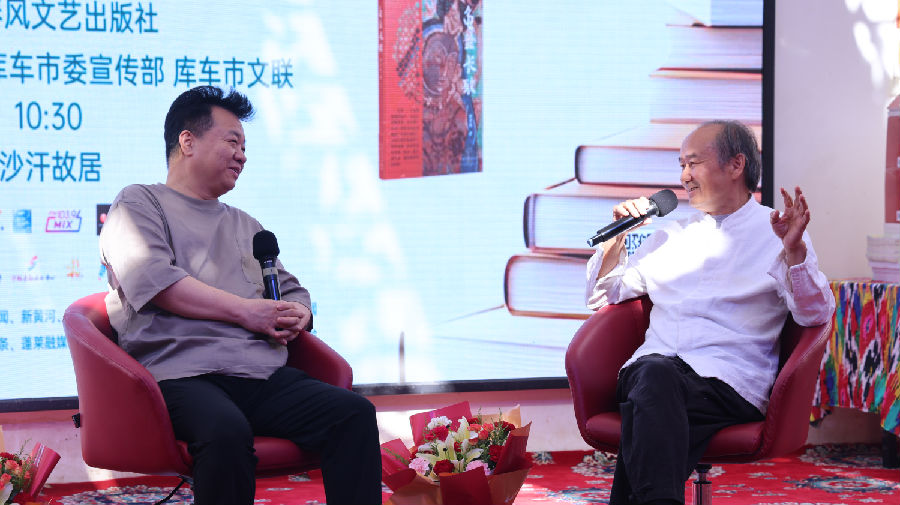 邱华栋与刘亮程展开一场《龟兹长歌》创作历程的深度对话（王雪妮 摄）