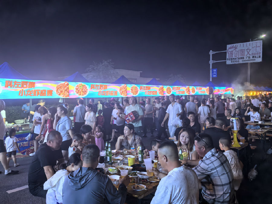 小龙虾美食区消费场景（包恩泽 摄）