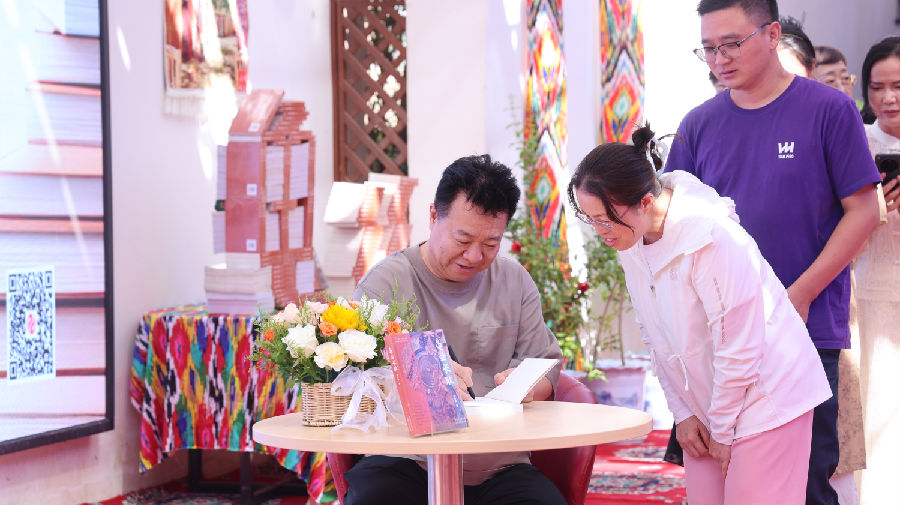 邱华栋现场为读者签名留念 （王雪妮 摄）