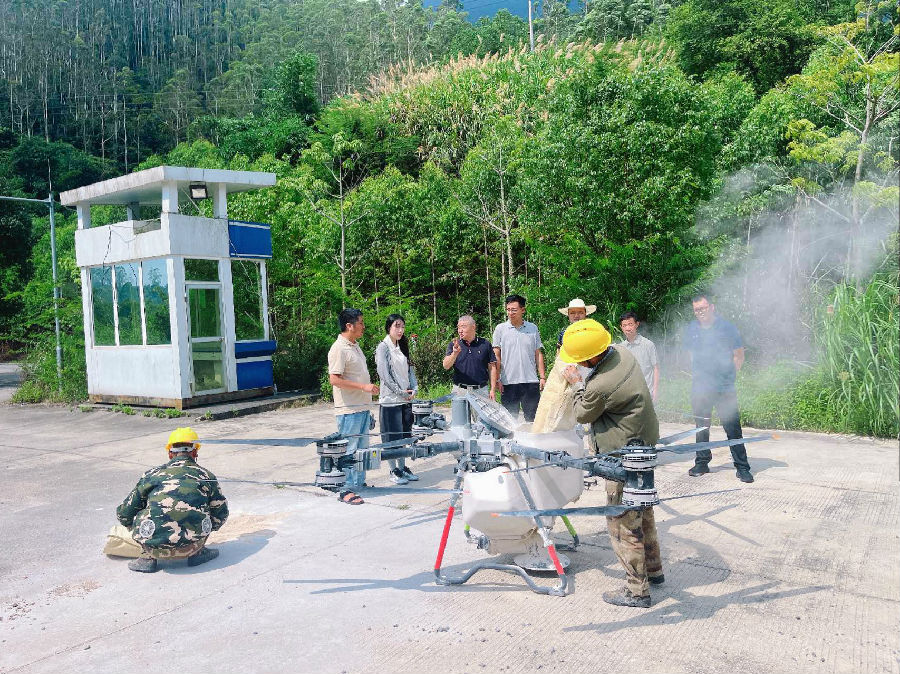 技术人员正在往无人机药仓添加药粉（林子越 摄）