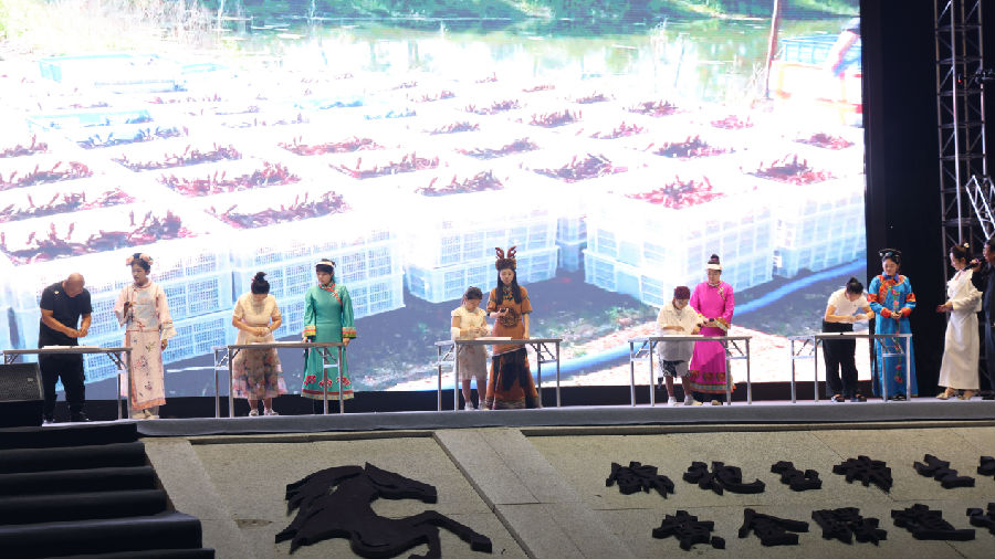 《谁是剥虾王》比赛（周璐  摄）