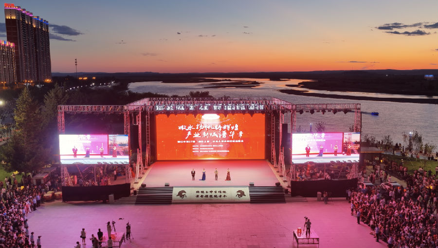 嫩江之夏主持人开场  （朱海瑞  摄）