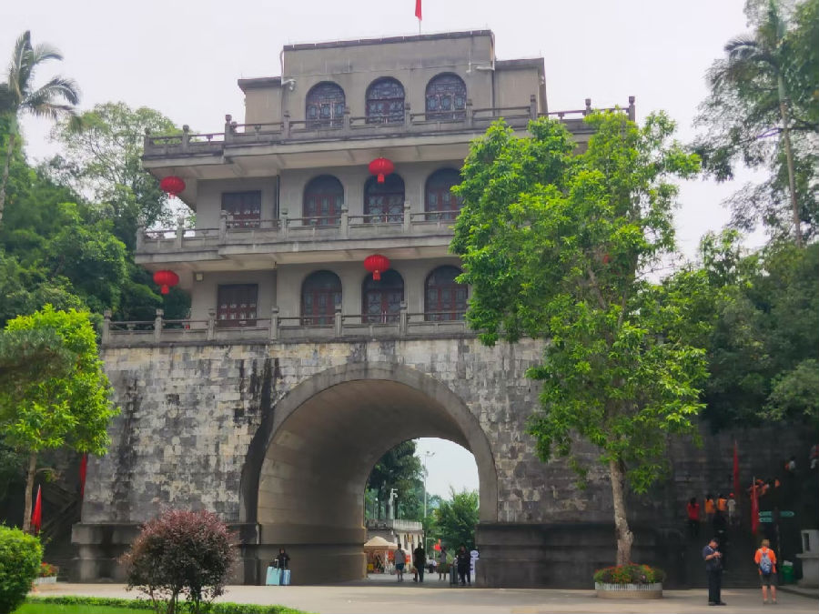 友谊关关楼(韩睿琦 摄) 友谊关关楼(韩睿琦 摄)