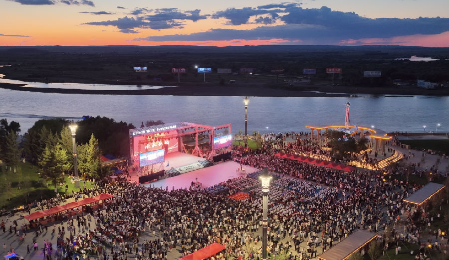 墨尔根广场人声鼎沸如潮（朱海瑞 摄）