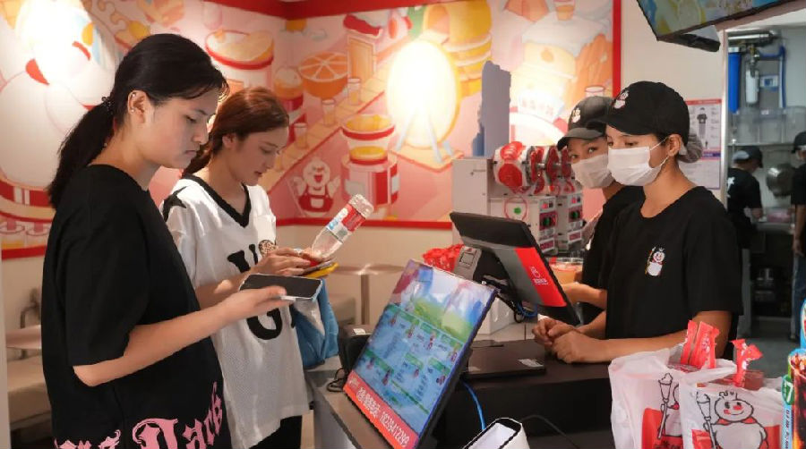 顾客们有序排队（艾热提·加沙热提 摄）