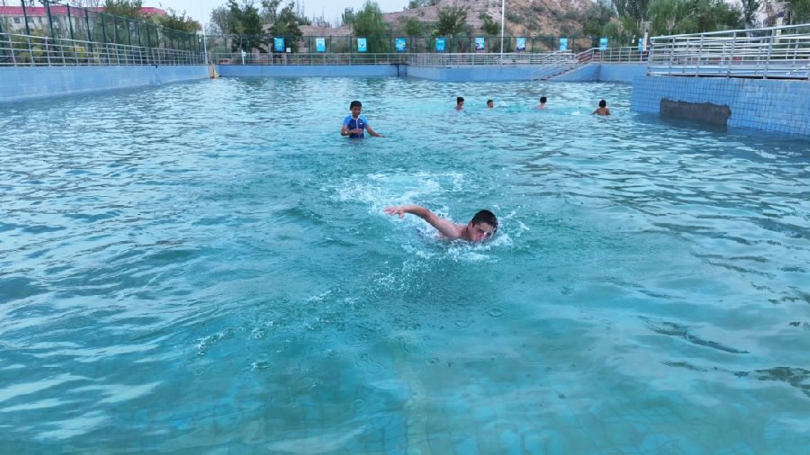 学生在游泳（艾热提·加沙热提 摄）