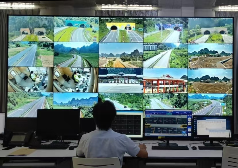 工作人员实时监控道路情况。（韩睿琦 摄）