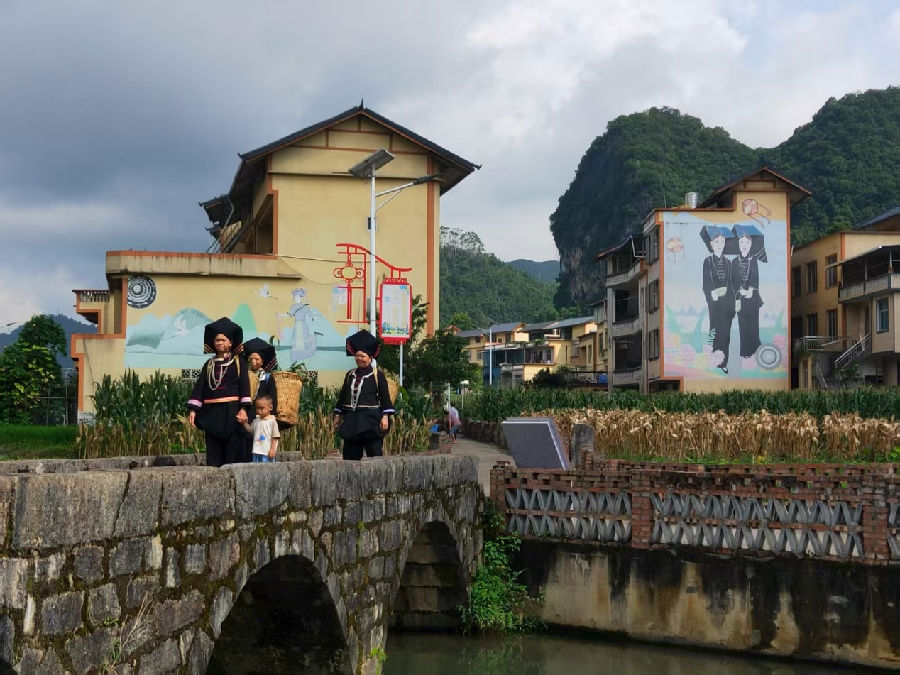 村民在接龙桥上行走（韩睿琦 摄）