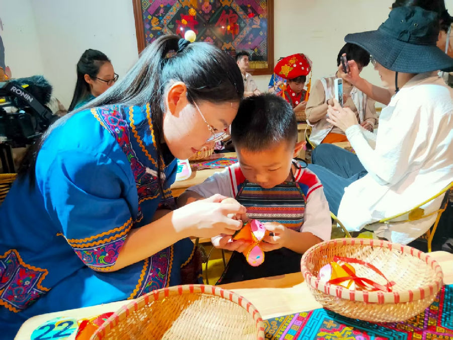 小朋友在体验绣球制作（韩睿琦 摄）