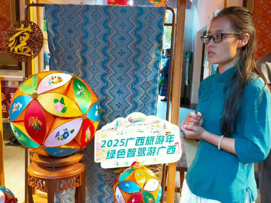 传承人王秀芬介绍绣球技艺（韩睿琦 摄）