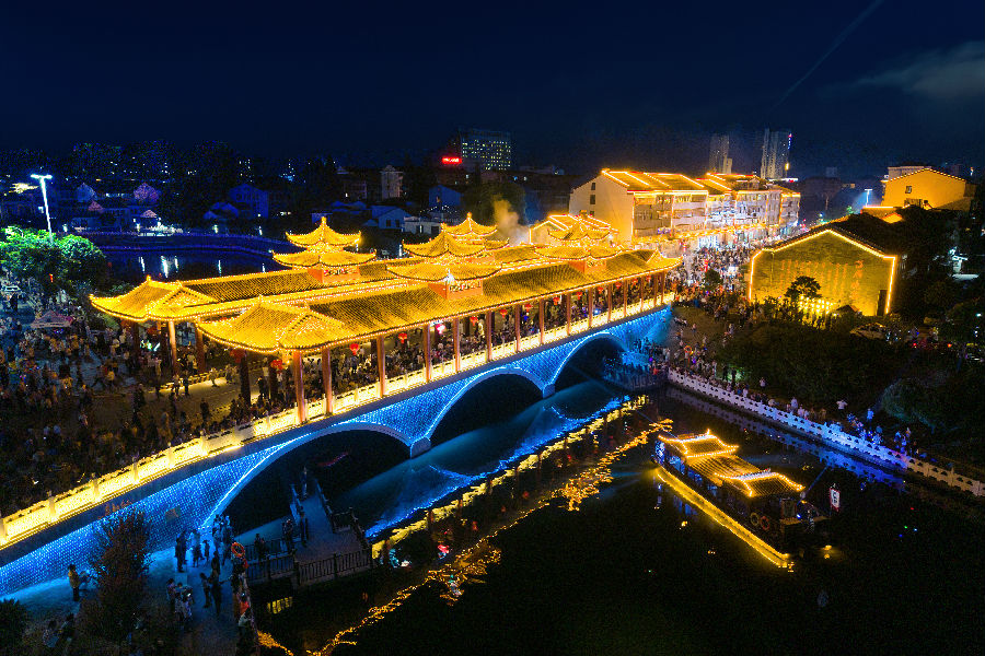 夜晚的落雁桥游客如织（刘应阶 摄）