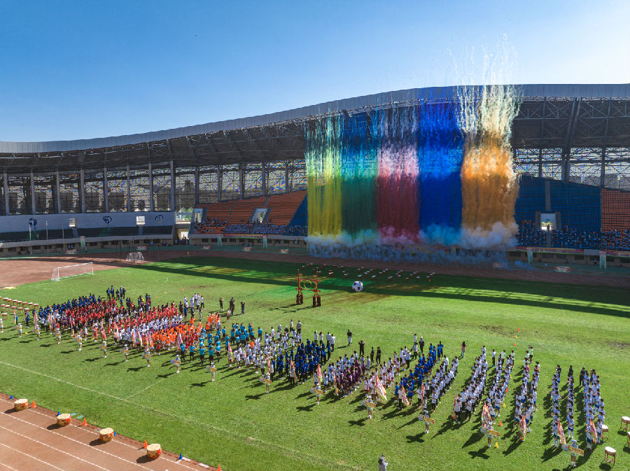 “祖国情·中华行”自治区首届校园“援疆杯”中学生（初中组）足球联赛开幕式现场（何龙 摄）