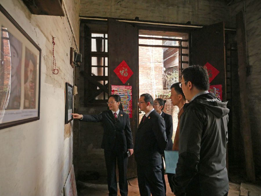 检察官到陈良佐旧居调查取证（刘振康 摄）