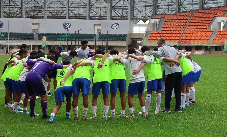 队友互相加油打气（查燕荣 摄）