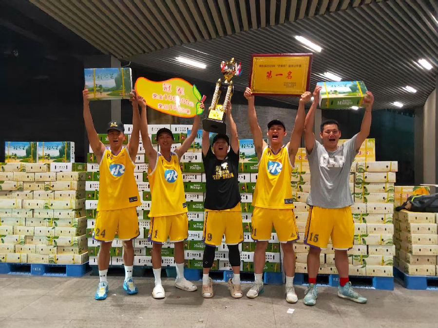 冠军队伍与奖品芒果合照（韩睿琦 摄）