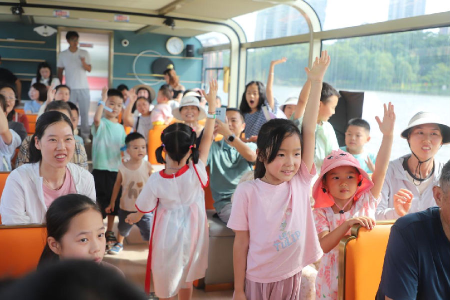 魔术师与小游客互动（陈灿 摄）