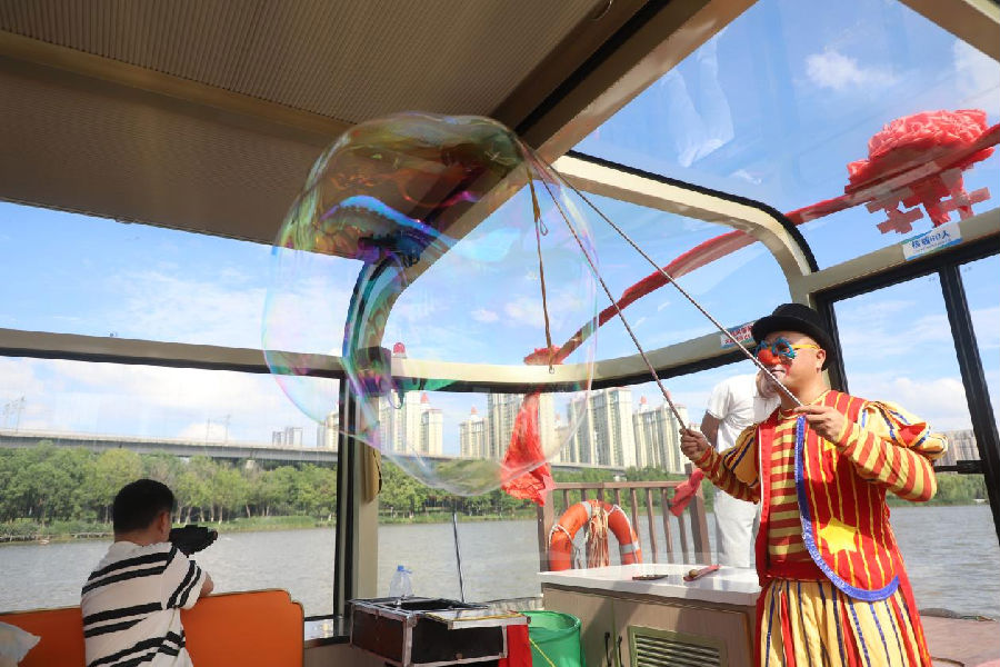 小丑演员正在给孩子们表演魔术（陈灿 摄）