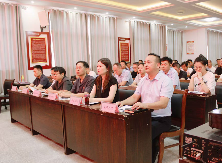 群众在认真旁听模拟庭审（时旋旋 摄）