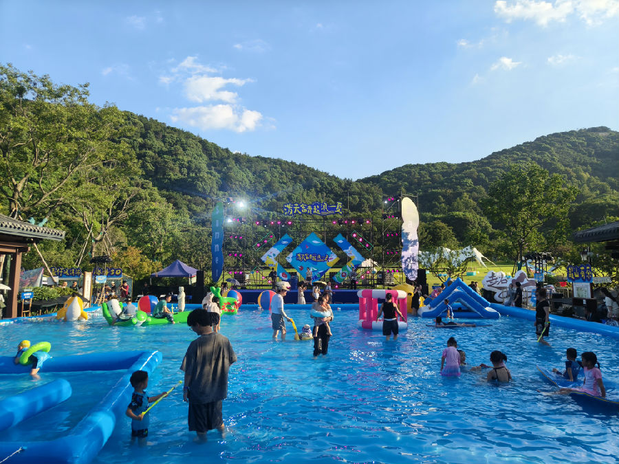 “泼天富贵 超浪一夏”超山泼水盛会现场（曾庆华 摄）