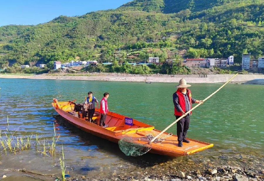 “老船工”志愿服务队在汉江水面开展清漂作业 （郧轩文 摄）