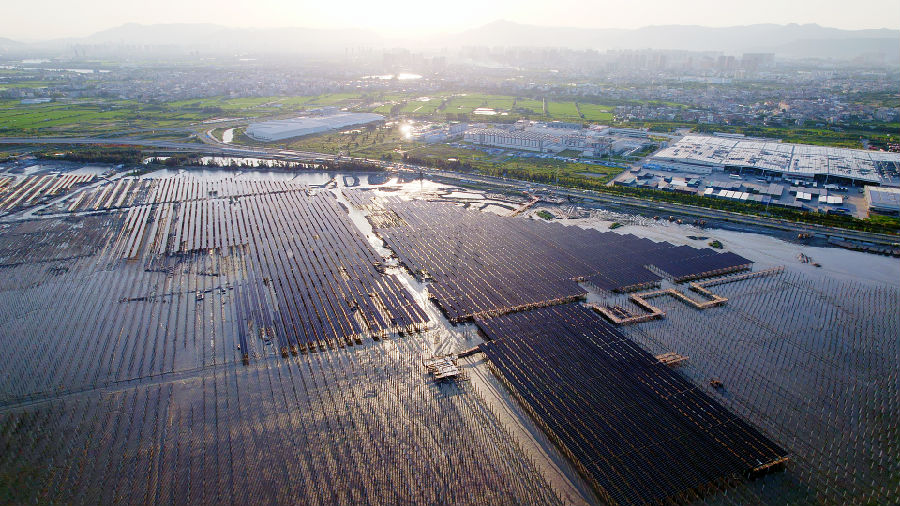 位于兴化湾南岸的海上滩涂渔光互补项目俯瞰图。（林世南 摄）