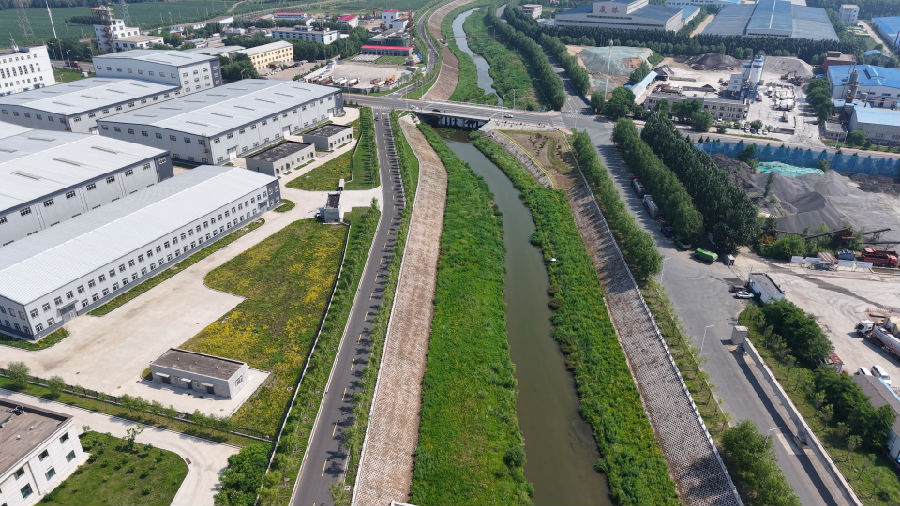 吉林经开区通溪河堤岸美化绿化见成效（张超 摄）