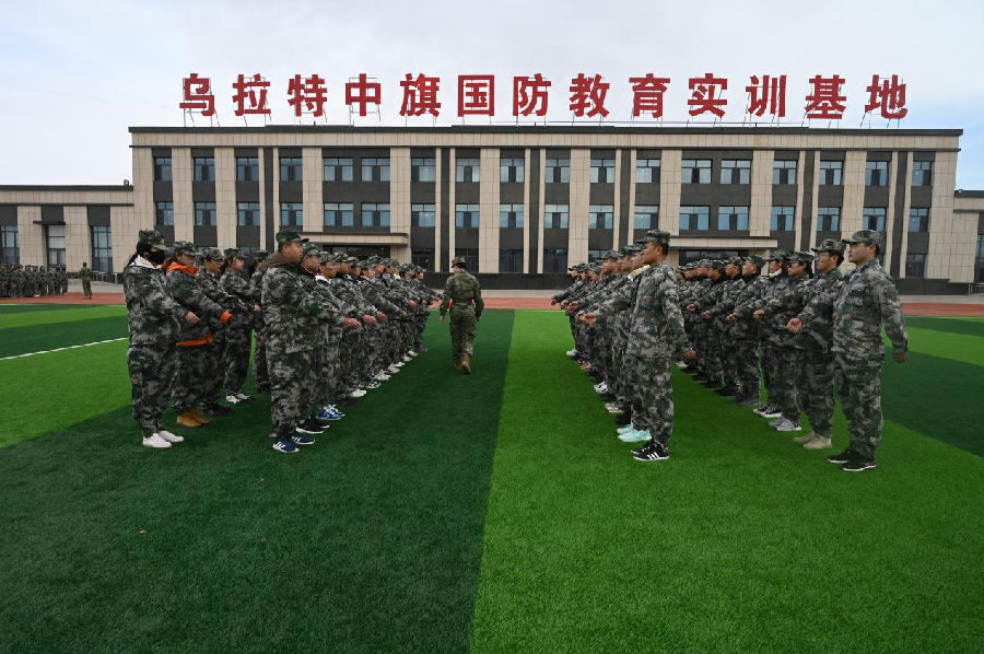 学员在国防教育实训基地训练（杨洋 摄）