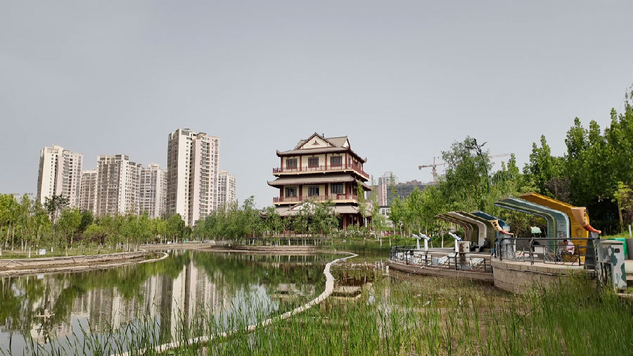 绿意盎然的阿克苏市幸福公园（上官新宇&nbsp;摄）