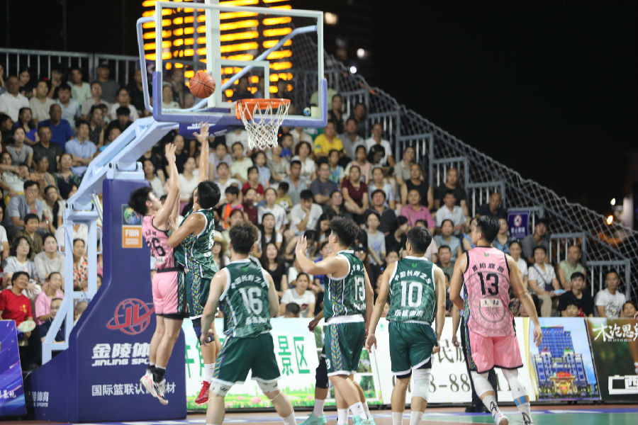 赛事激烈争夺中（蒙宏谯 摄）