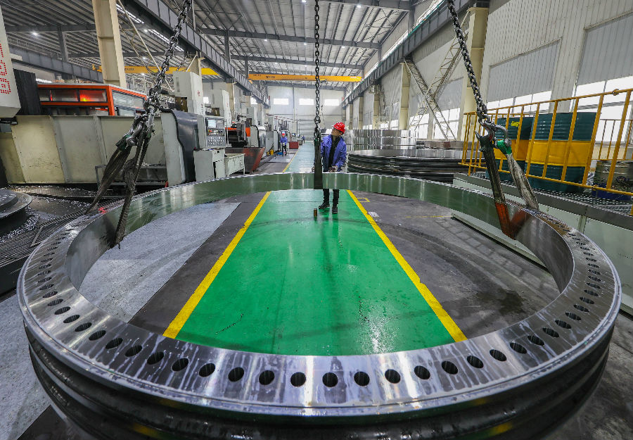 在浙江天马轴承集团有限公司大功率风电轴承的生产线上，员工正在验证产品品质与工艺的符合性。 （姚海翔 摄）