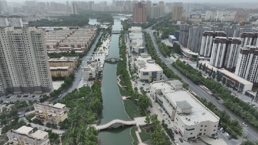 俯拍阿克苏市多浪河&nbsp;（上官新宇 摄）