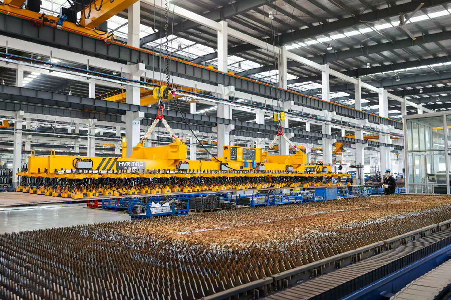 在浙江恒立金属科技有限公司激光切割生产线上，员工使用电永磁将板材上料至切割平台现场。 （姚海翔 摄）