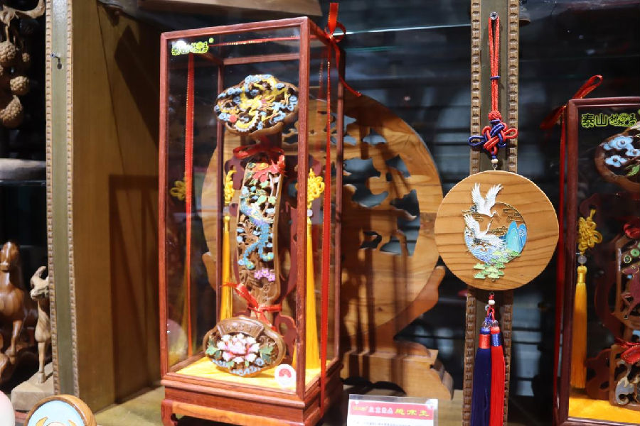 “泰山王”非遗桃木雕刻（罗晓雪 摄）