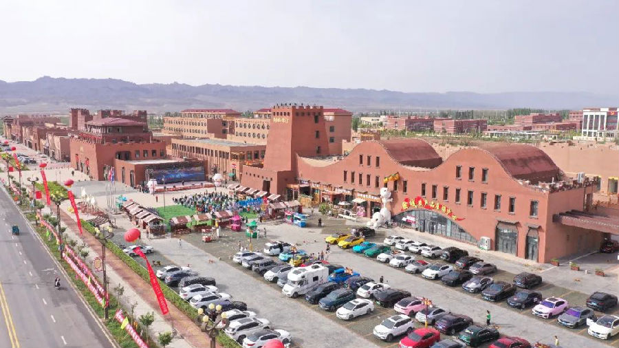 第三届“柯小驼”杯“引燃盛夏·激情驼城”汽车直线加速赛现场。（艾热提 摄）