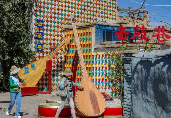 游客在击鼓巷游玩（卜登鹏摄）
