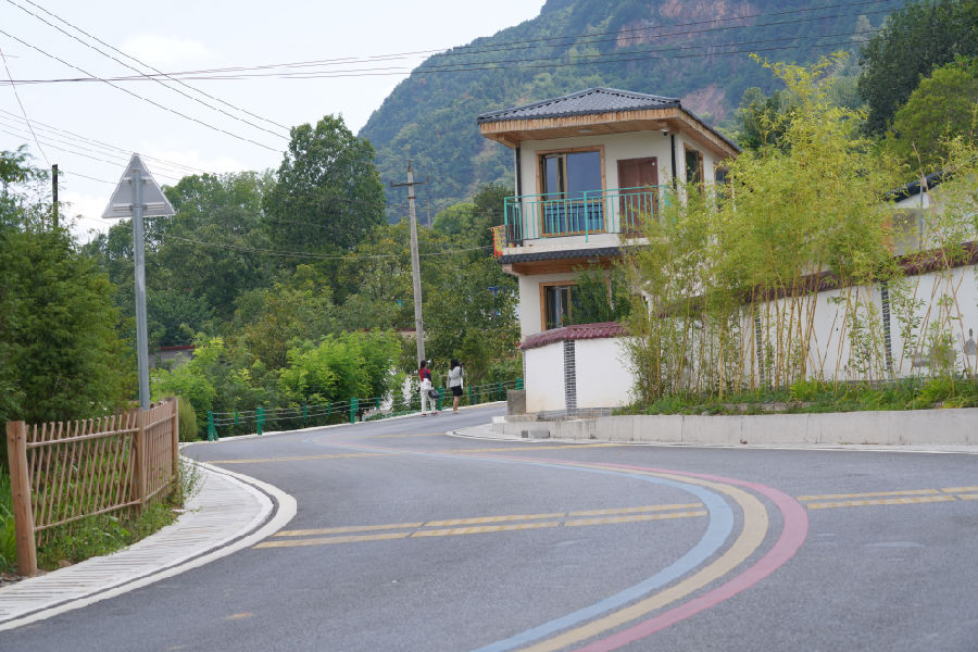 环境优美的抛沙镇赵山村（刘建军 摄）