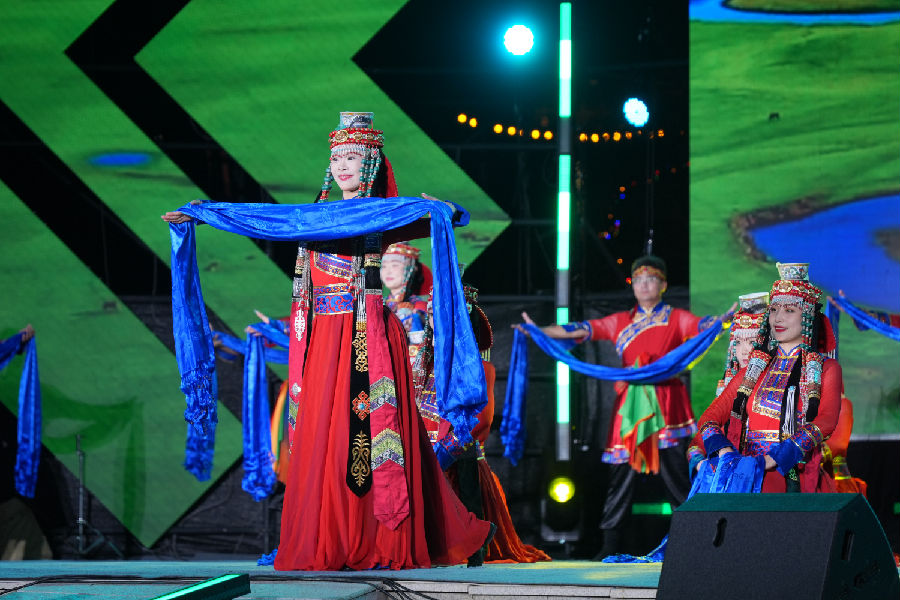   蒙古族传统舞蹈（肖荣梅 摄）