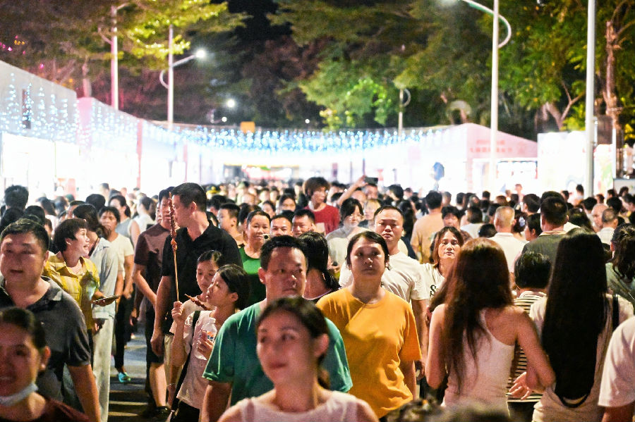 市民游客打卡嗨潮集市（文宏武 摄）