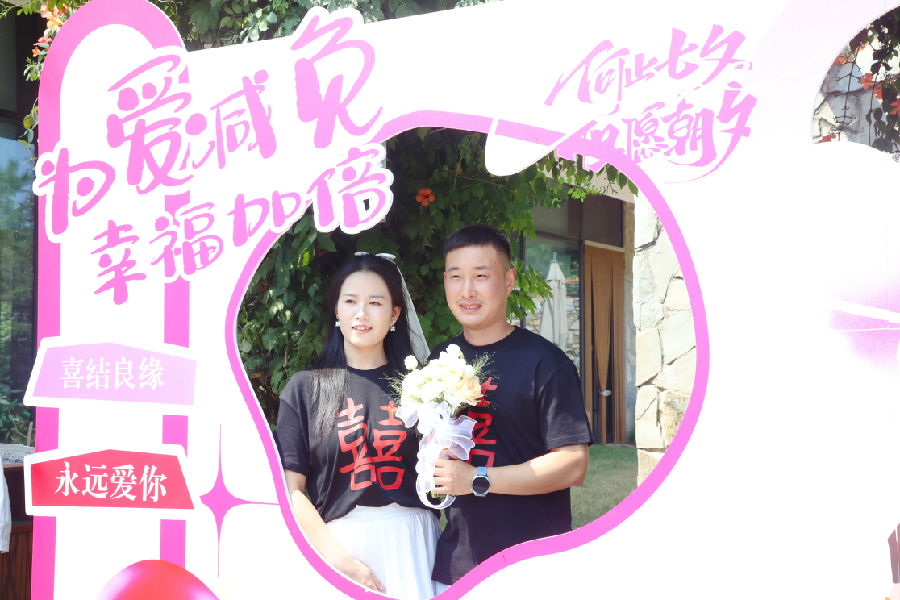 新人打卡“为爱减负”墙（张南宁 摄）