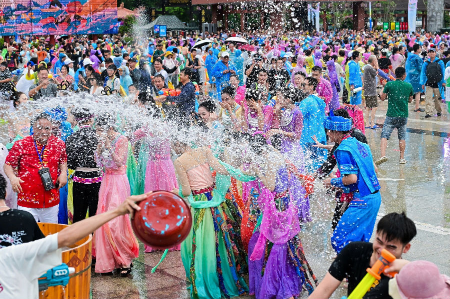 嬉水狂欢（文宏武 摄）