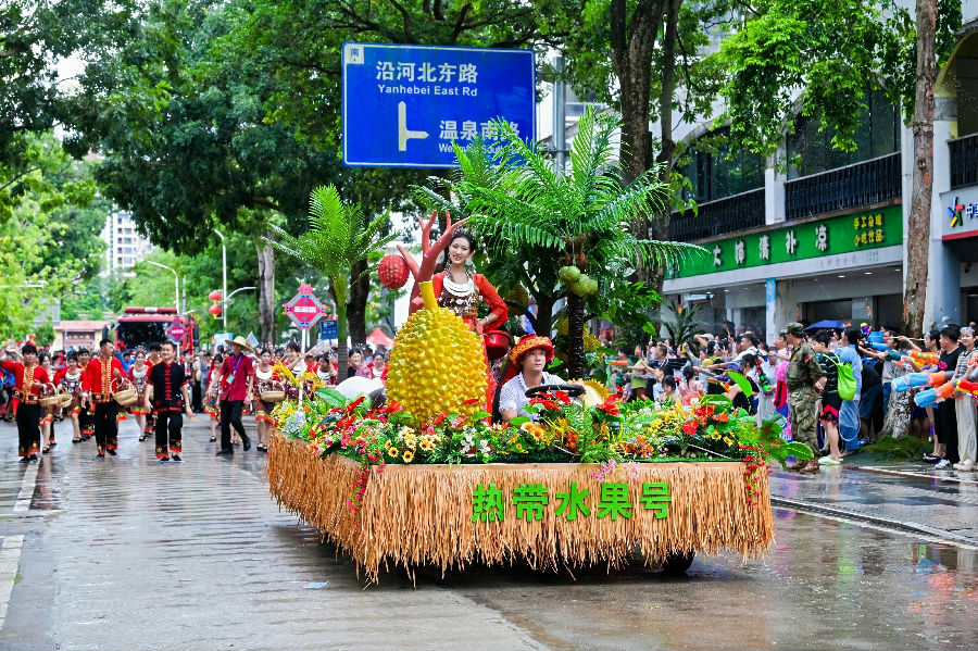 主题花车引人注目（文宏武 摄）