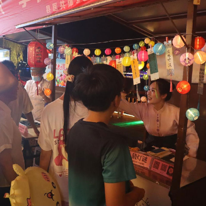 市民们竞猜中医药灯谜（刘钊海 摄）