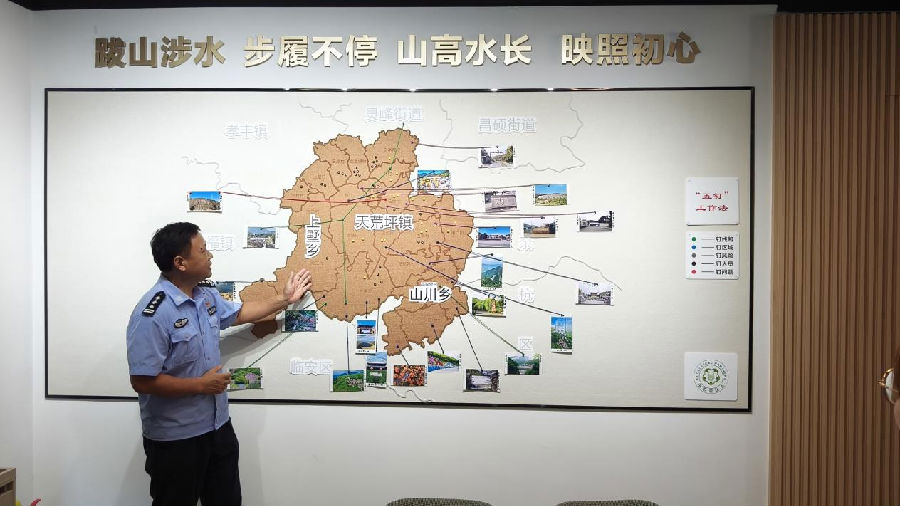  张忠心在介绍‘五钉’工作法 （曾庆华 摄）