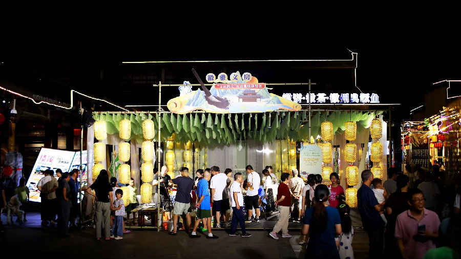 文房四宝体验区人头攒动（谢满 摄）