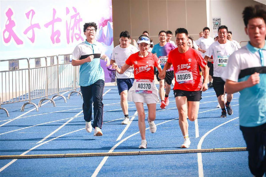 奥运冠军刘蕙瑕（女）领跑郧西天河爱情长跑（关前裕 摄）