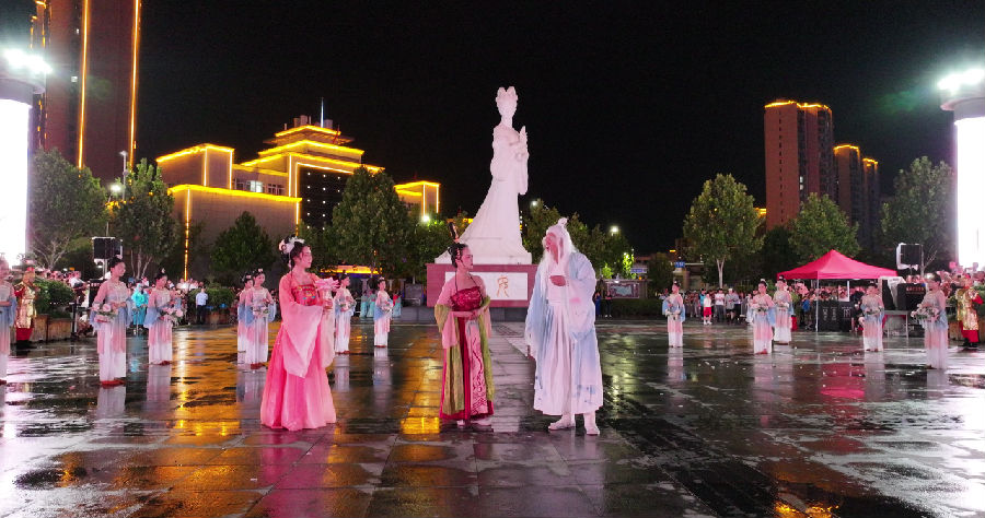 演员身着古装，在灯光与音效的烘托下缓步走来。（关前裕 摄）